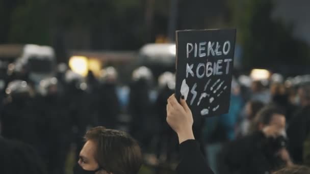 Varsavia, Polonia 23.10.2020 - Protesta contro le leggi polacche sull'aborto. Segni banner sul protst contro la nuova legge polacca che vieta l'aborto — Video Stock