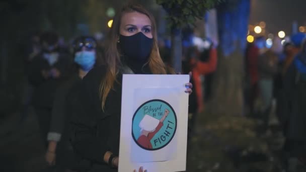 Warszawa 23.10.2020 - Protest przeciwko ustawom aborcyjnym Polaków. Kobieta trzymająca sztandar błogosławiona walka. — Wideo stockowe