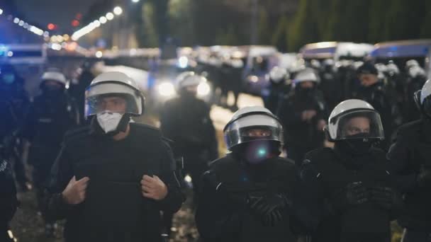 Warszawa, Polen 23.10.2020 - Protestera mot Polands abortlagar. Polisen i full uniform med sköldar blockerar tillträdet till Kaczynskis hus — Stockvideo