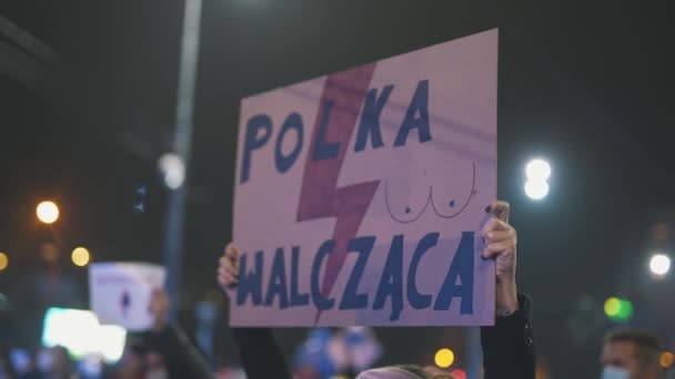 Varsovia, Polonia 23.10.2020 - Protesta contra las leyes polacas sobre el aborto. Polonia está luchando contra el estandarte en multitud — Vídeo de stock