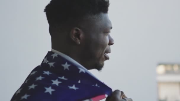 Černoch afroameričan s vlajkou USA na ramenou