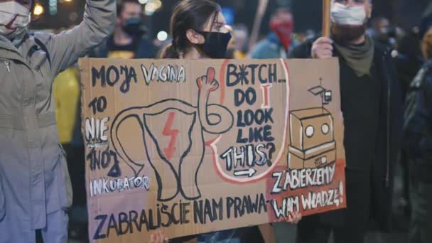 Warsaw, Poland 23.10.2020 - Protest against Polands abortion laws. My vagina is not your incubatore — Vídeos de Stock