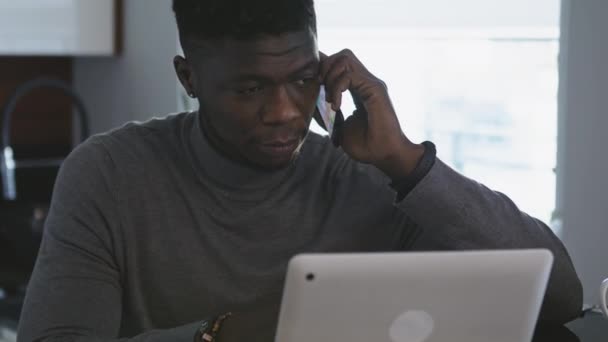 Africano americano preto empresário ter telefonema em seu apartamento enquanto olha para o laptop — Vídeo de Stock