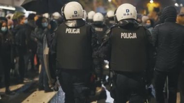 Varşova, Polonya 23.10.2020 - Polands kürtaj yasalarına karşı protesto. Polis üniformalı ve kalkanları Kaczynski 'nin evine girişi engelliyor.