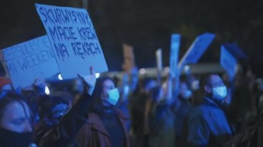 Varşova, Polonya 23.10.2020 - Polands kürtaj yasalarına karşı protesto. Kürtaj yasağını protesto eden kalabalık