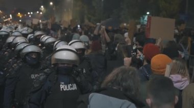 Varşova, Polonya 23.10.2020 - Polands kürtaj yasalarına karşı protesto. Polis üniformalı ve kalkanları Kaczynski 'nin evine girişi engelliyor.