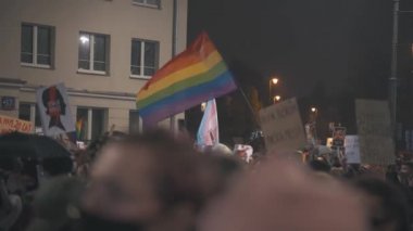 Varşova, Polonya 23.10.2020 - Polands kürtaj yasalarına karşı protesto. Kadın hakları insan haklarıdır. Sancaklar ve gökkuşağı bayrakları ile kalabalık