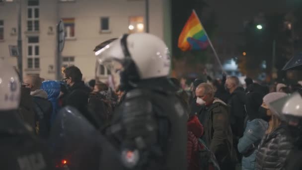 Warszawa 23.10.2020 - Protest przeciwko ustawom aborcyjnym Polaków. Policja w pełnym mundurze z osłonami blokującymi dostęp do domu Kaczyńskiego — Wideo stockowe