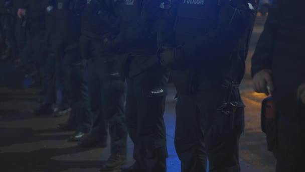 Varsóvia, Polônia 23.10.2020 - Protesto contra as leis de aborto da Polônia. Polícia de uniforme completo com escudos a bloquear o acesso à casa de Kaczynski — Vídeo de Stock