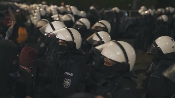 Βαρσοβία, Πολωνία 23.10.2020 - Διαμαρτυρία κατά της νομοθεσίας για τις αμβλώσεις στην Πολωνία. Αστυνομία με πλήρη στολή με ασπίδες που εμποδίζουν την πρόσβαση στο σπίτι του Καζίνσκι. — Αρχείο Βίντεο