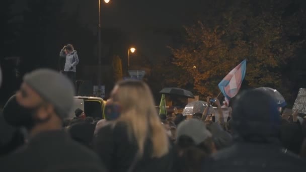 Warschau, Polen 23.10.2020 - Protest tegen de Poolse abortuswetgeving. Menigte op straat protesteert tegen abortusverbod — Stockvideo