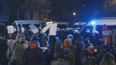 Varşova, Polonya 23.10.2020 - Polands kürtaj yasalarına karşı protesto. Kadın hakları için mücadele eden bir sürü insan