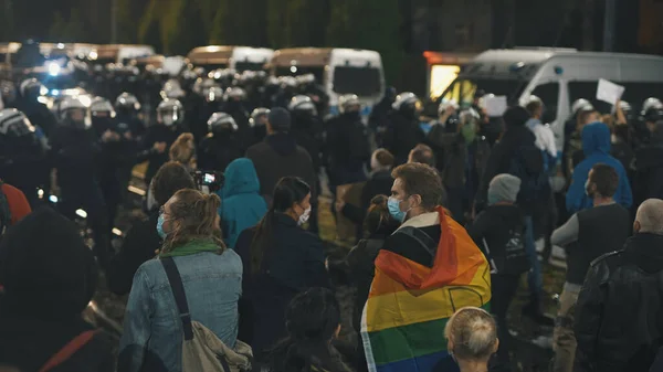 Varsóvia, Polônia 23.10.2020 - Protesto contra as leis de aborto da Polônia. Multidão de pessoas que lutam pelos direitos das mulheres — Fotografia de Stock