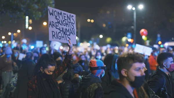 Varşova, Polonya 23.10.2020 - Polands kürtaj yasalarına karşı protesto. Kadın hakları için mücadele eden bir sürü insan — Stok fotoğraf