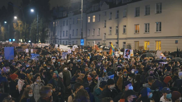 Varsóvia, Polônia 23.10.2020 - Protesto contra as leis de aborto da Polônia. Multidão de pessoas que lutam pelos direitos das mulheres — Fotografia de Stock