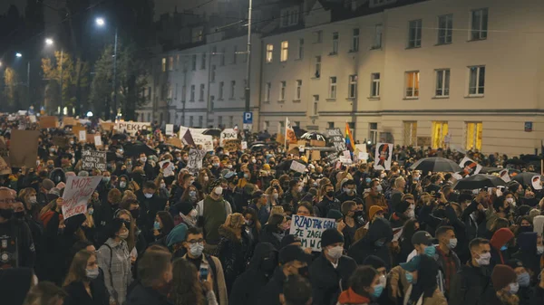 Warszawa 23.10.2020 - Protest przeciwko ustawom aborcyjnym Polaków. Tłum ludzi walczących o prawa kobiet — Zdjęcie stockowe