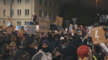Varşova, Polonya 23.10.2020 - Polands kürtaj yasalarına karşı protesto. Kürtaj yasağını protesto eden kalabalık