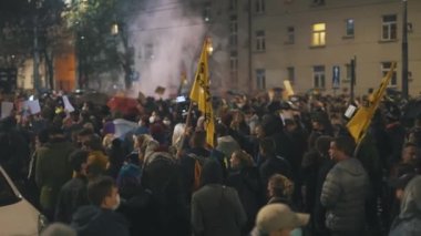 Varşova, Polonya 23.10.2020 - Polands kürtaj yasalarına karşı protesto. Kadın hakları insan haklarıdır. Sancaklar ve gökkuşağı bayrakları ile kalabalık