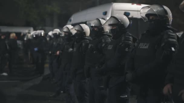 Warschau, Polen 23.10.2020 - Protest gegen Polens Abtreibungsgesetze. Polizisten in voller Uniform mit Schilden blockieren Zugang zu Kaczynskis Haus — Stockvideo
