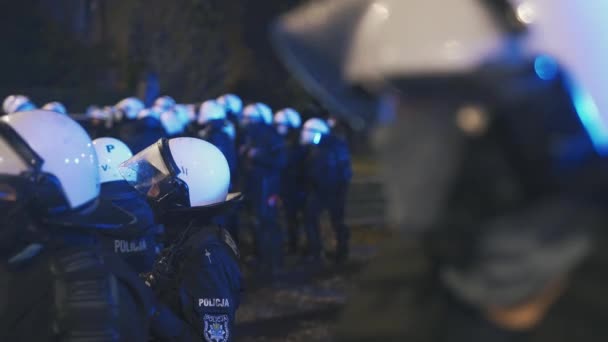 Varsóvia, Polônia 23.10.2020 - Protesto contra as leis de aborto da Polônia. Polícia de uniforme completo com escudos a bloquear o acesso à casa de Kaczynski — Vídeo de Stock