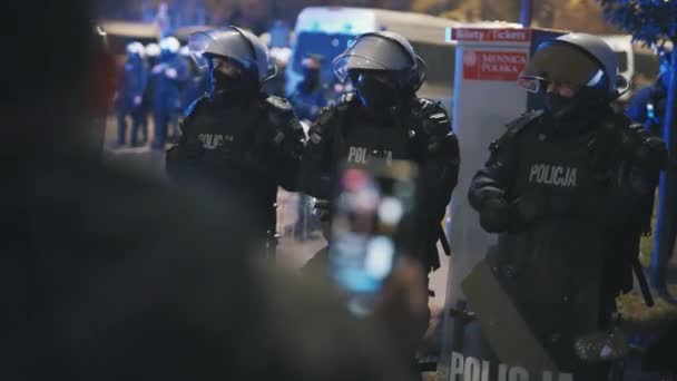 Varsovia, Polonia 23.10.2020 - Protesta contra las leyes polacas sobre el aborto. Policía en uniforme completo con escudos bloqueando el acceso a la casa de Kaczynski — Vídeo de stock