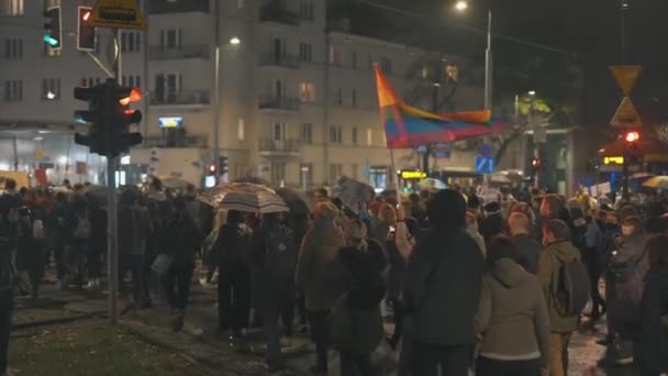 Warschau, Polen 23.10.2020 - Protest gegen Polens Abtreibungsgesetze. Frauenrechte sind Menschenrechte. Menschenmenge mit Fahnen und Regenbogenfahnen — Stockvideo