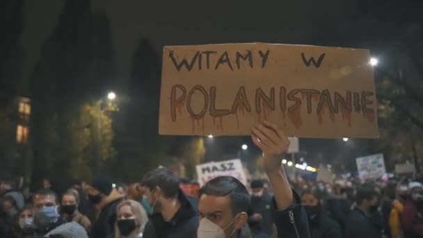 Varšava, Polsko 23.10.2020 - Protest proti polským zákonům o potratech. Muž držící prapor Vítejte v Polanistánu — Stock video