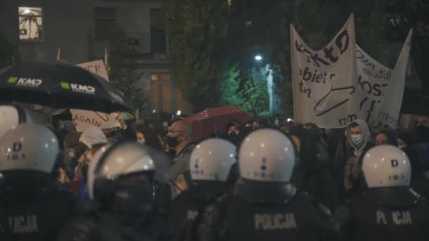 Varšava, Polsko 23.10.2020 - Protest proti polským zákonům o potratech. Policie v plné uniformě se štíty blokujícími přístup do kaczynského domu — Stock video