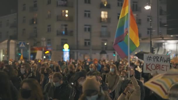 Варшава, Польша 23.10.2020 - Протест против абортов в Польше. Права женщин - это права человека. Толпа с плакатами и радужными флагами — стоковое видео