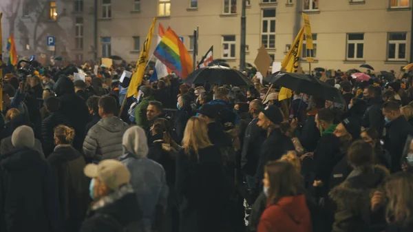 Warszawa 23.10.2020 - Protest przeciwko ustawom aborcyjnym Polaków. Tłum na ulicach protestujący przeciwko zakazowi aborcji — Zdjęcie stockowe