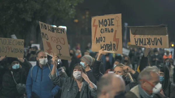 Varsóvia, Polônia 23.10.2020 - Protesto contra as leis de aborto da Polônia. Banner assina no protetor contra nova lei polonesa que proíbe aborto — Fotografia de Stock