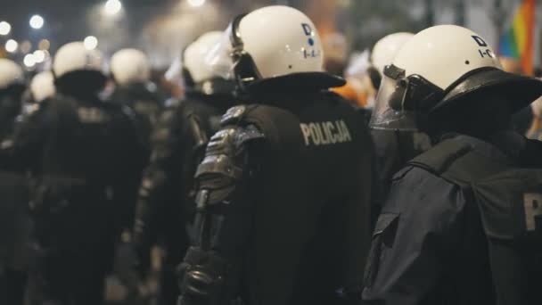 Warszawa 23.10.2020 - Protest przeciwko ustawom aborcyjnym Polaków. Policja w pełnym mundurze z osłonami blokującymi dostęp do domu Kaczyńskiego — Wideo stockowe