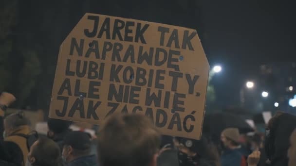 Varsovie, Pologne 23.10.2020 - Manifestation contre les lois polonaises sur l'avortement. Foule avec bannières et drapeaux arc-en-ciel — Video