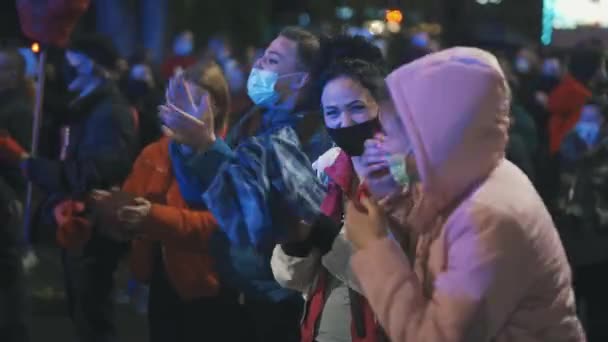 Varsóvia, Polônia 23.10.2020 - Protesto contra as leis de aborto da Polônia. Banner assina no protetor contra nova lei polonesa que proíbe aborto — Vídeo de Stock