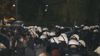 Varşova, Polonya 23.10.2020 - Polands kürtaj yasalarına karşı protesto. Kürtaj yasağını protesto eden kalabalık