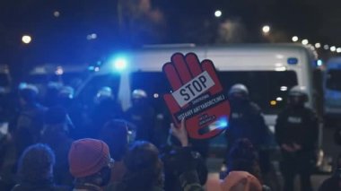 Varşova, Polonya 23.10.2020 - Polands kürtaj yasalarına karşı protesto. Kürtajı yasaklayan yeni Polonya yasası protestosunda pankart imzalandı