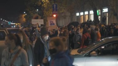 Varşova, Polonya 23.10.2020 - Polands kürtaj yasalarına karşı protesto. Kürtaj yasağını protesto eden kalabalık