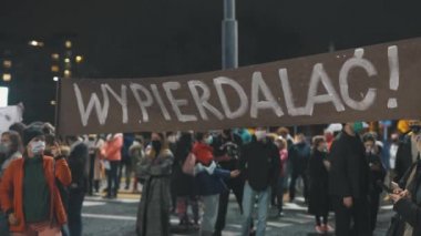Varşova, Polonya 23.10.2020 - Polands kürtaj yasalarına karşı protesto. Kürtaj yasağını protesto eden kalabalık