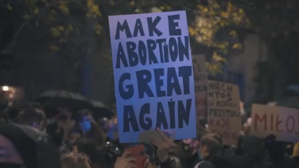 Warschau, Polen 23.10.2020 - Protest tegen de Poolse abortuswetgeving. Maak abortus weer geweldig. — Stockvideo