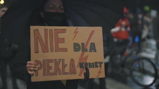 Varšava, Polsko 23.10.2020 - Protest proti polským zákonům o potratech. Nápisy na protstu proti novému polskému zákonu zakazujícímu potraty — Stock video