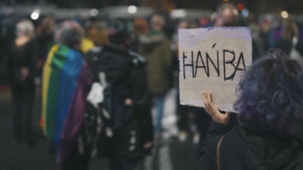 Varsóvia, Polônia 23.10.2020 - Protesto contra as leis de aborto da Polônia. Banner assina no protetor contra nova lei polonesa que proíbe aborto — Vídeo de Stock