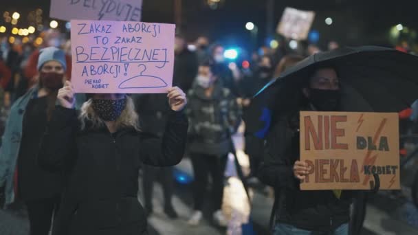 Warschau, Polen 23.10.2020 - Protest tegen de Poolse abortuswetgeving. Banner tekent op de protst tegen nieuwe Poolse wet die abortus verbiedt — Stockvideo