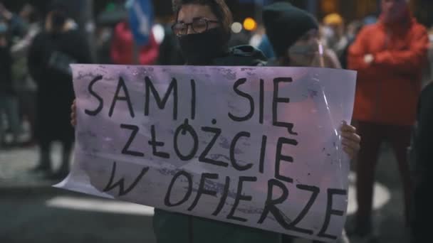 Varsovie, Pologne 23.10.2020 - Manifestation contre les lois polonaises sur l'avortement. Bannière signe sur la protestation contre la nouvelle loi polonaise interdisant l'avortement — Video