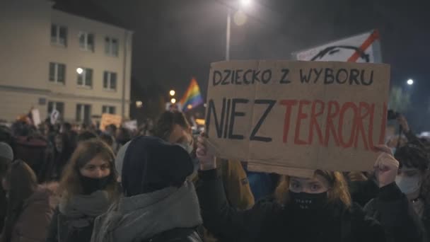 ワルシャワ、ポーランド23.10.2020 -ポーランドの中絶法に対する抗議女性の権利は人権です。旗と虹の旗を持つ群衆 — ストック動画