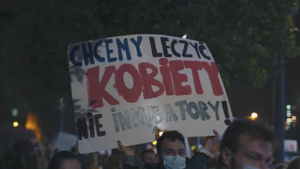 Varsovie, Pologne 23.10.2020 - Manifestation contre les lois polonaises sur l'avortement. Bannière signe sur la protestation contre la nouvelle loi polonaise interdisant l'avortement — Video