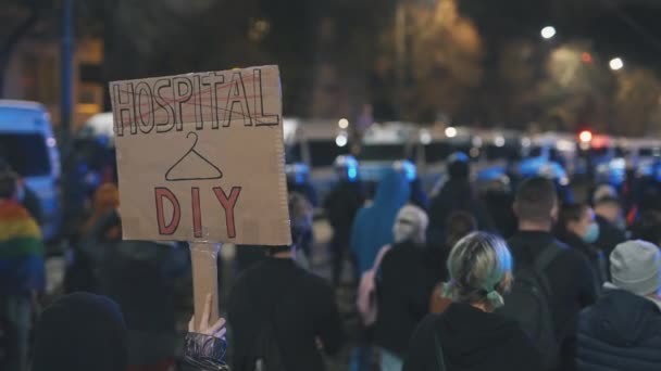 Varsovie, Pologne 23.10.2020 - Manifestation contre les lois polonaises sur l'avortement. Bannière signe sur la protestation contre la nouvelle loi polonaise interdisant l'avortement — Video