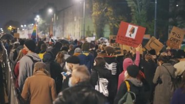 Varşova, Polonya 23.10.2020 - Polands kürtaj yasalarına karşı protesto. Kürtaj yasağını protesto eden kalabalık