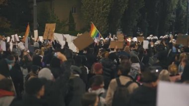 Varşova, Polonya 23.10.2020 - Polands kürtaj yasalarına karşı protesto. Kürtaj yasağını protesto eden kalabalık