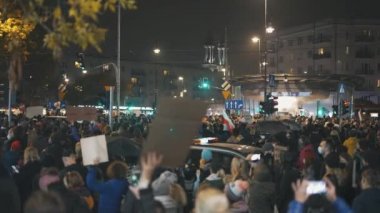Varşova, Polonya 23.10.2020 - Polands kürtaj yasalarına karşı protesto. Kürtaj yasağını protesto eden kalabalık