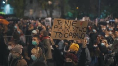 Varşova, Polonya 23.10.2020 - Polands kürtaj yasalarına karşı protesto. Kadın hakları insan haklarıdır. Sancaklar ve gökkuşağı bayrakları ile kalabalık